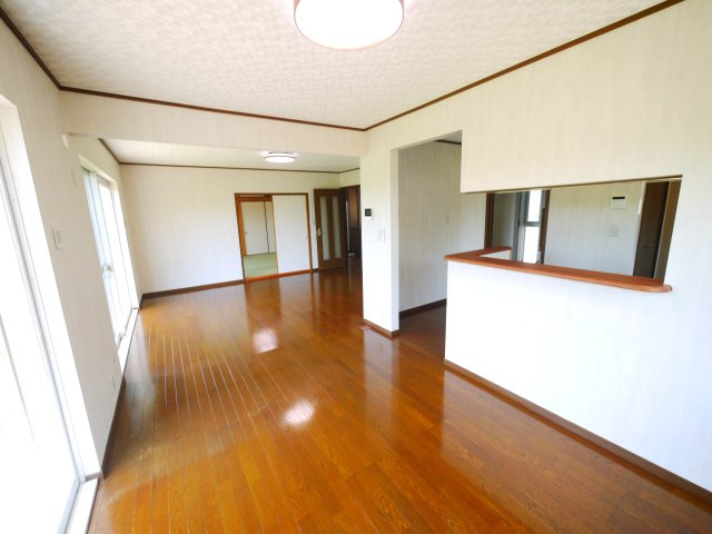 東金市季美の森東1　中古戸建の居間・リビング|内外装リフォーム済み令和7年5月済　4SLDK リビング約20帖目の前が公園 リビング電動シャッター