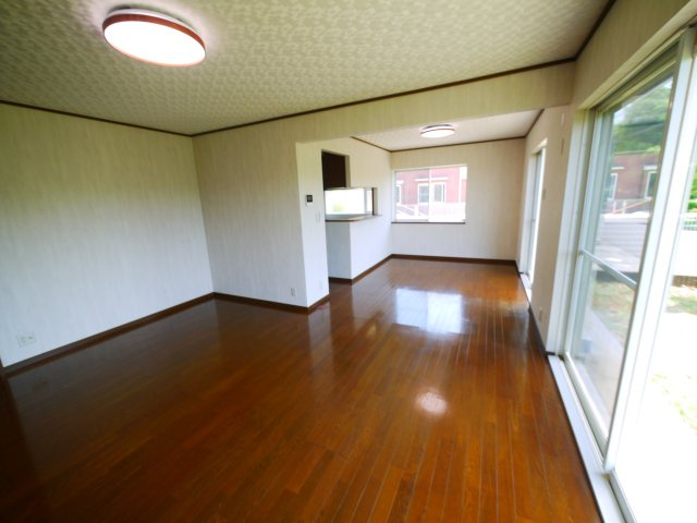 東金市季美の森東1　中古戸建の居間・リビング|内外装リフォーム済み令和7年5月済　4SLDK リビング約20帖目の前が公園 リビング電動シャッター
