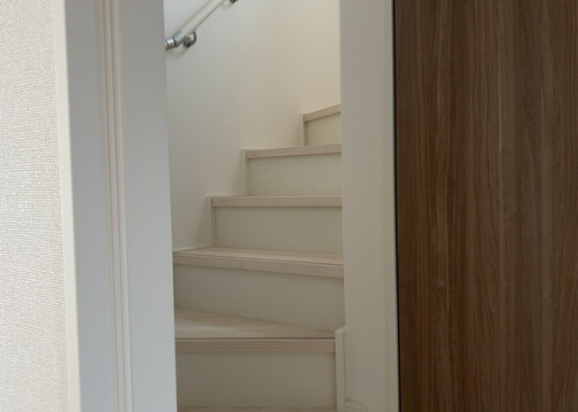 【内装】 | 建物の上下階の通路である階段は、その位置によって動線や室内の印象が大きく左右されます。手摺にも重要な役割があり、転倒の防止・歩行や動作を円滑にして日常生活を支えることを主な目的として設置されています。