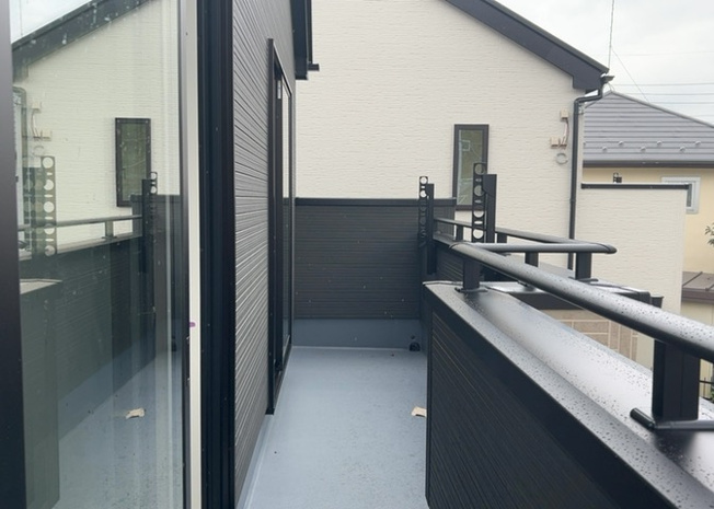 【バルコニー】 | バルコニーは、室外の専用スペースのうち、「屋根がなく開放された空間」であるものを指します。ベランダより広いタイプのものが多く、日当たりもよいため家庭菜園などを楽しみたい人にとって適した環境となります。