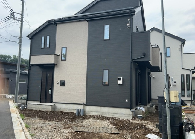 【外観】 | ついに完成致しました！現地をご見学に行く際は、道路の幅や周辺の交通量、施設などをご確認頂くことをおすすめします！物件の流れが早いため、内見をしたい方はお早めに当社営業までお問い合わせ頂きご予約下さい！