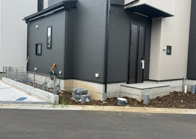 【前面道路含む現地写真】 | 住宅用の土地では前面道路に2m以上接していなければならないと法律で定められています。しかし、お持ちの車のサイズやライフスタイルなどにより、2mでは利便が悪い場合もございますので、事前に確認しましょう。