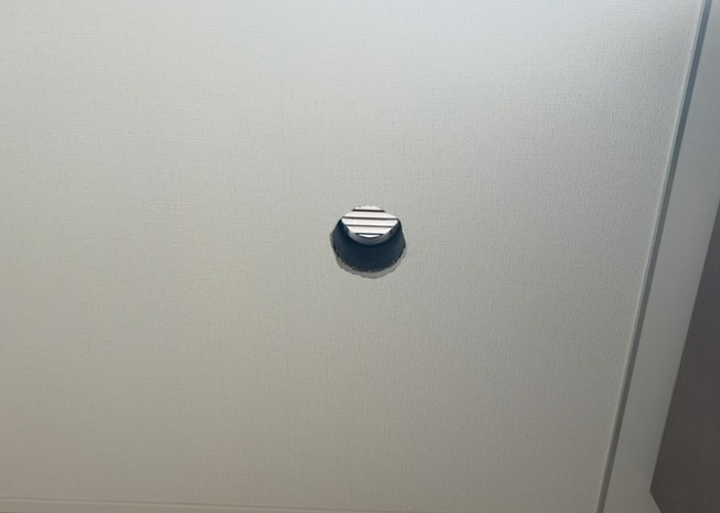 【冷暖房・空調設備】 | 1日中建物内の換気が行われるように設計された仕組みです。気密性の高い住宅は、家に籠った空気でシックハウス症候群になる可能性がありますが、24時間換気システムであれば計画的な換気で対策が可能です。