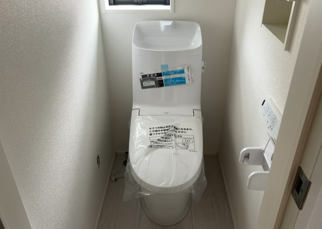 【トイレ】 | トイレは大きさや形、機能、抗菌性などが異なる多種多彩なタイプが各メーカーから出ています。それぞれに良さがあるため、事前にどういったタイプのトイレがいいのかをご家庭内で決めて、内見に行くといいでしょう。