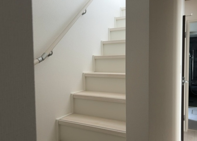 【内装】 | 建物の上下階の通路である階段は、その位置によって動線や室内の印象が大きく左右されます。手摺にも重要な役割があり、転倒の防止・歩行や動作を円滑にして日常生活を支えることを主な目的として設置されています。