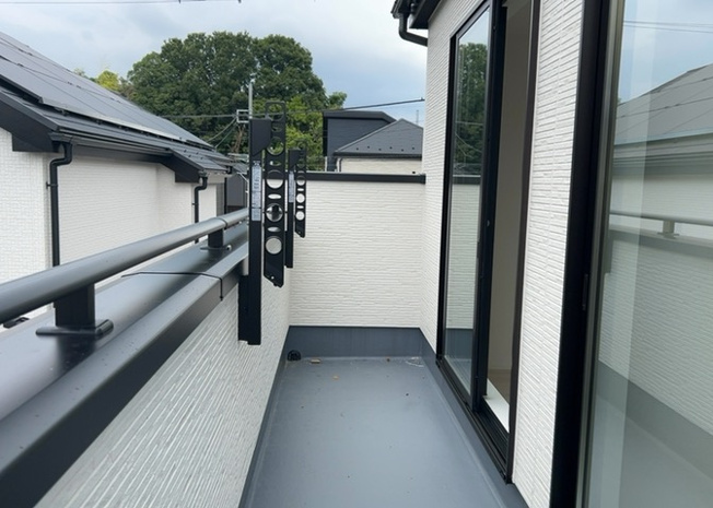 【バルコニー】 | バルコニーは、室外の専用スペースのうち、「屋根がなく開放された空間」であるものを指します。ベランダより広いタイプのものが多く、日当たりもよいため家庭菜園などを楽しみたい人にとって適した環境となります。