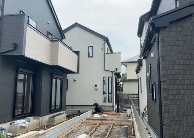 【外観】 | ついに完成致しました！現地をご見学に行く際は、道路の幅や周辺の交通量、施設などをご確認頂くことをおすすめします！物件の流れが早いため、内見をしたい方はお早めに当社営業までお問い合わせ頂きご予約下さい！
