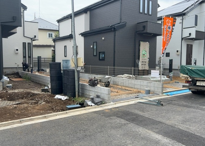【前面道路含む現地写真】 | 住宅用の土地では前面道路に2m以上接していなければならないと法律で定められています。しかし、お持ちの車のサイズやライフスタイルなどにより、2mでは利便が悪い場合もございますので、事前に確認しましょう。