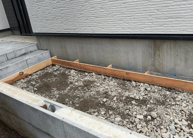 【構造・工法・仕様】 | 木造住宅とは土台、壁、柱など建築物の強度を支える構造体の材に木が使用されている構造を指します。構造体は建物の自重を支えるだけではなく風圧や水圧、積裁荷重などあらゆる衝撃に耐えるための基礎です。