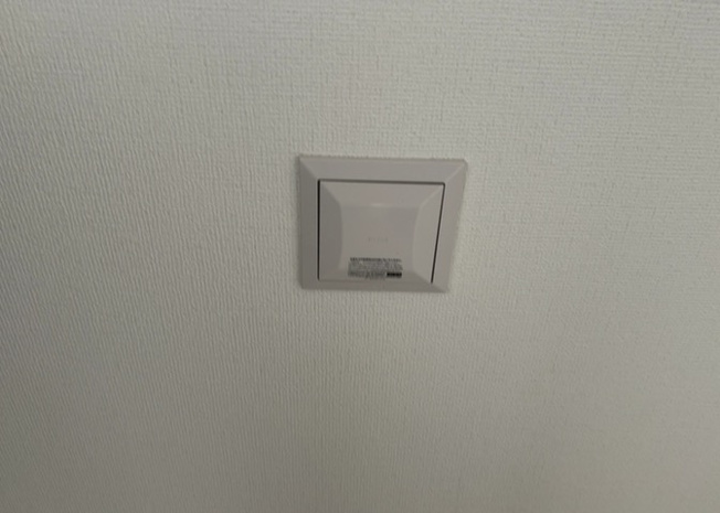 【冷暖房・空調設備】 | 1日中建物内の換気が行われるように設計された仕組みです。気密性の高い住宅は、家に籠った空気でシックハウス症候群になる可能性がありますが、24時間換気システムであれば計画的な換気で対策が可能です。