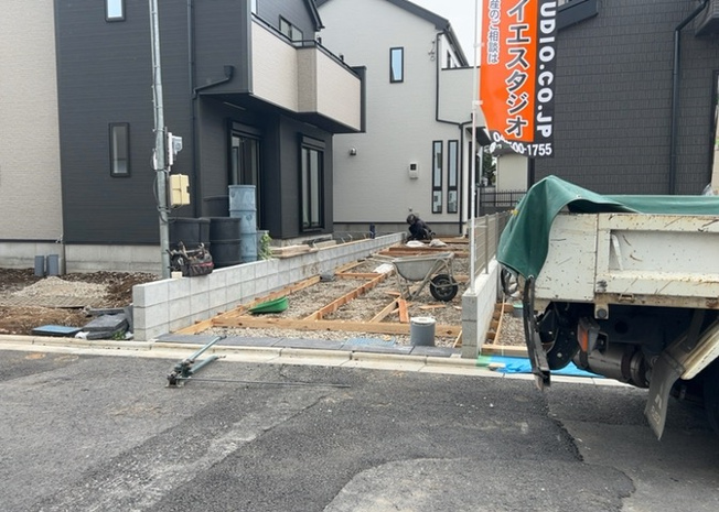 【前面道路含む現地写真】 | お持ちの車種によっては前面道路が広い方が便利でしょう。しかし、前面道路が広ければその分交通量が多くなるため、騒音などが気になる場合があります。実際に現地を見学し、周辺交通量や騒音などを確認しましょう！