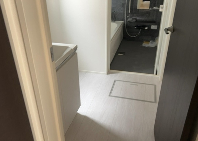 【脱衣所】 | 多くの戸建て住宅で見かける洗面脱衣所は、洗面台と洗濯機が2畳ほどのスペースに並べられていて、洗面所が脱衣所を兼ね備えている間取りが一般的です。お客様が利用することもある、パブリックな空間でもあります。