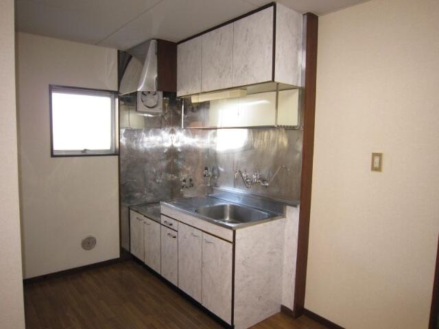 菅マンションのキッチン|自然光が入る窓のあるキッチン