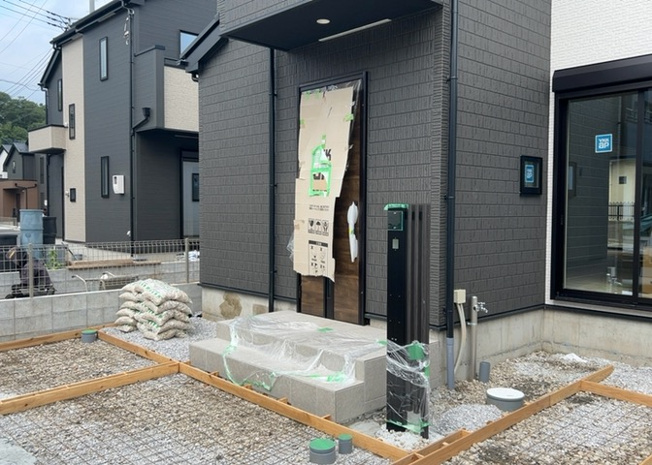 【玄関】 | 玄関は家の顔でもあり、家族以外の目にも止まる場所です。玄関は外との間を仕切る扉、靴などをしまっておく収納スペース、靴脱ぎのたたきスペース、来客とのやり取りをするドアホンなど複数のアイテムからなります。