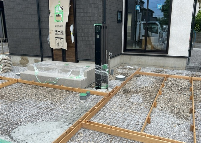 【構造・工法・仕様】 | ベタ基礎とは、柱の位置に関係なく全体に基礎がある事を指し、面積が大きい分建物の重さを全体に分散できます。また、地面からの湿気や害虫を遮断でき、木造住宅で心配されるシロアリ被害を防ぐ効果も期待できます。