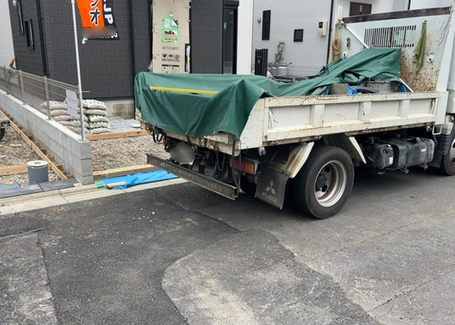 【前面道路含む現地写真】 | 道幅が狭い場所は比較的土地の値段が低いことが多く、また交通量が少ないため騒音が少なく静かな環境で過ごせます。また、小さいお子様がいるご家庭も安心です。一方で車の駐車が難しいというデメリットもあります。