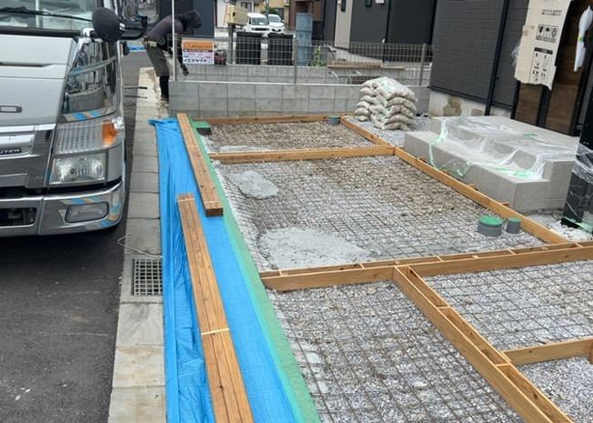 【駐車場】 | 車一台あたりに必要なスペースは、標準サイズの普通自動車で横幅2m50cm、長さ5mは必要になります。ただし、乗降のことも考慮して横幅3m30cm、長さ5m50cmほどは確保できるところを選びましょう。
