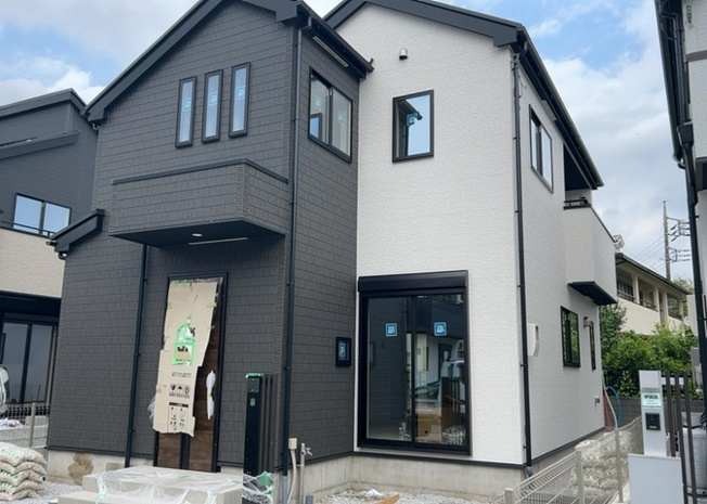 【外観】 | 現在は上棟となっています。現地をご見学に行く際は、道路の幅や周辺の交通量、施設などをご確認頂くことをおすすめします！ある程度イメージをつけたいという場合は、同売主の施工事例や完成パースもお見せします。