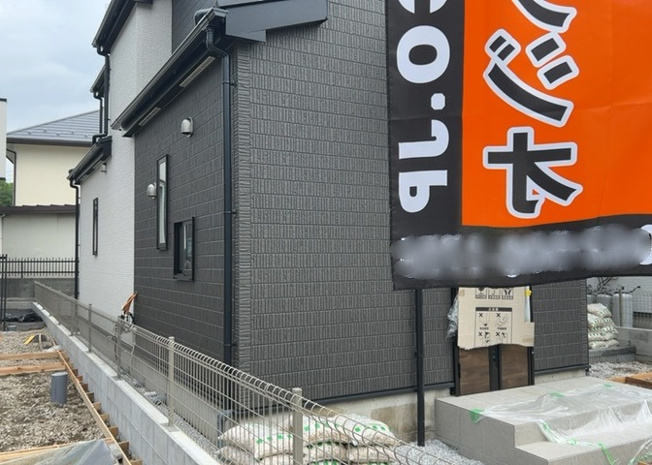 【内装】 | 建物建築の外壁の主流となっているサイディング仕様は、板を外壁に貼り合わせる施工方法です。金属系・木質系・窯業系があり、断熱性や耐用性などが異なります。外壁の色やデザインなど詳細は現地でご確認ください。