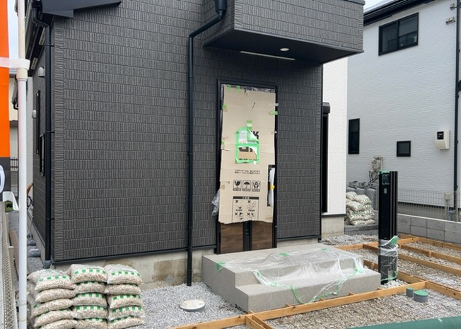 【玄関】 | 玄関は、狭すぎると複数人で使いにくく、広すぎても無駄な空間になりがちです。最低2畳を目安にして、家の広さとの兼ね合いや家族の人数を考慮して決めるとよいでしょう。現地を見学して快適な玄関を選びましょう！