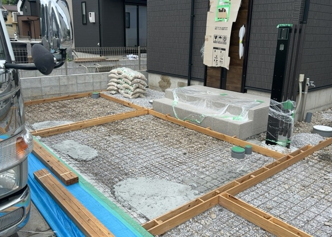 【冷暖房・空調設備】 | 基礎パッキング工法とは、床下の換気確保のため基礎と土台の間に緩衝材を挟み込む工法です。土台の下に数十センチの間隔で設置されるため、全体的な隙間が生まれます。床下換気口に比べて高い通気性が確保されます。