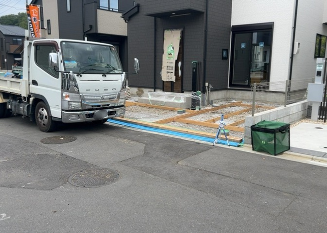 【前面道路含む現地写真】 | 住宅用の土地では前面道路に2m以上接していなければならないと法律で定められています。しかし、お持ちの車のサイズやライフスタイルなどにより、2mでは利便が悪い場合もございますので、事前に確認しましょう。