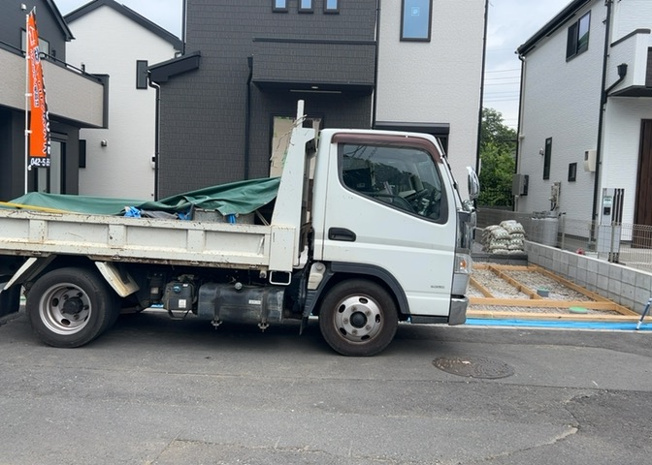 【前面道路含む現地写真】 | お持ちの車種によっては前面道路が広い方が便利でしょう。しかし、前面道路が広ければその分交通量が多くなるため、騒音などが気になる場合があります。実際に現地を見学し、周辺交通量や騒音などを確認しましょう！