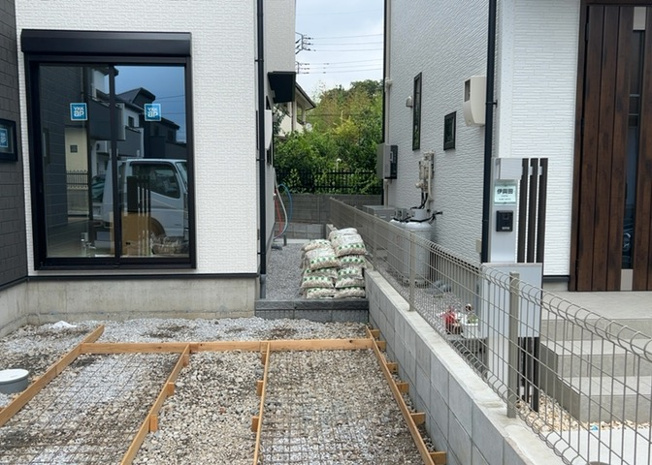 【庭】 | 庭があることでガーデニングや家庭菜園はもちろん、こどもの遊び場やペットを放して遊ぶことができます。また、家の周囲に余裕があるということです。隣地との間があれば、十分な日当たりと、風通しが確保できます。