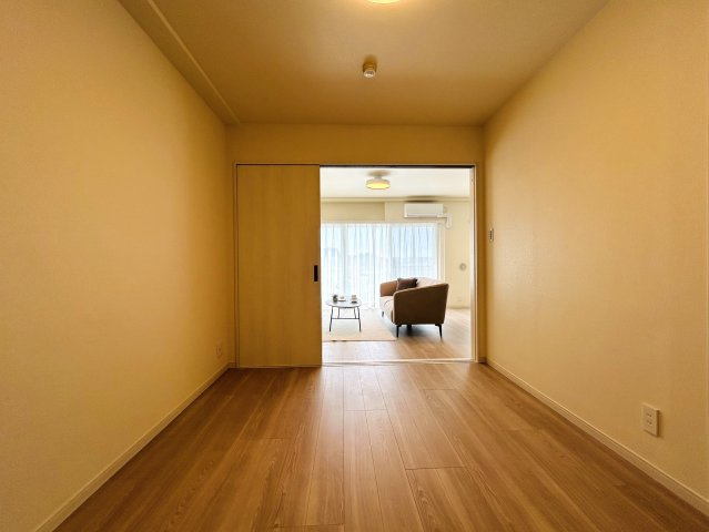 車生活の方には便利な立地◎室内は全居室６帖以上あるのでどの部屋も使いやすいのがGOOD☆最上階の眺望は言わずもがな、開けててきもちぃぃ♪な『ライオンズマンション横浜常盤台』リフォームの洋室|個人の部屋や寝室として使える洋室です