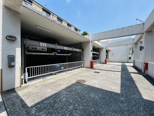 車生活の方には便利な立地◎室内は全居室６帖以上あるのでどの部屋も使いやすいのがGOOD☆最上階の眺望は言わずもがな、開けててきもちぃぃ♪な『ライオンズマンション横浜常盤台』リフォームの駐車場