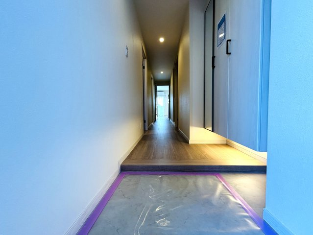 車生活の方には便利な立地◎室内は全居室６帖以上あるのでどの部屋も使いやすいのがGOOD☆最上階の眺望は言わずもがな、開けててきもちぃぃ♪な『ライオンズマンション横浜常盤台』リフォームの玄関|落ち着いた玄関です