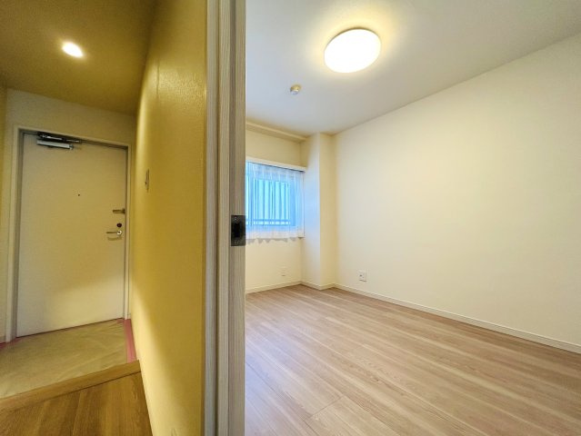 車生活の方には便利な立地◎室内は全居室６帖以上あるのでどの部屋も使いやすいのがGOOD☆最上階の眺望は言わずもがな、開けててきもちぃぃ♪な『ライオンズマンション横浜常盤台』リフォームの洋室|広々とした洋室です