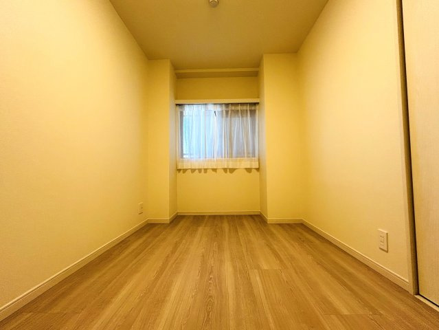 車生活の方には便利な立地◎室内は全居室６帖以上あるのでどの部屋も使いやすいのがGOOD☆最上階の眺望は言わずもがな、開けててきもちぃぃ♪な『ライオンズマンション横浜常盤台』リフォームの洋室|ゆったりした洋室です