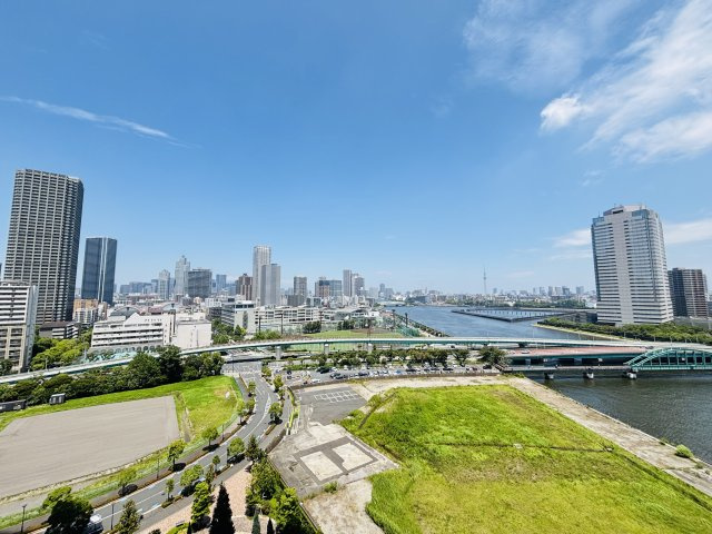 スカイツリー・運河を望む開放的な眺望です。