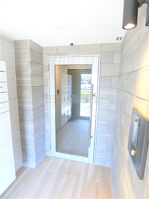 CASA PIAZZA新蒲田のエントランス|防犯カメラTVモニター付オートロック宅配BOXメールBOX