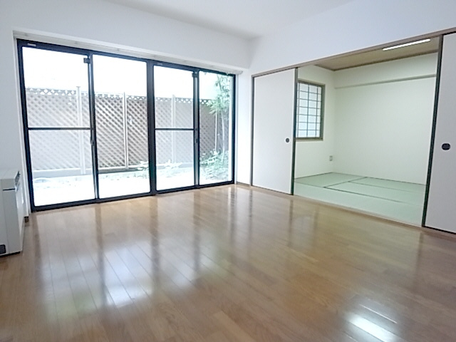 西宮市相生町の賃貸マンションの居間・リビング