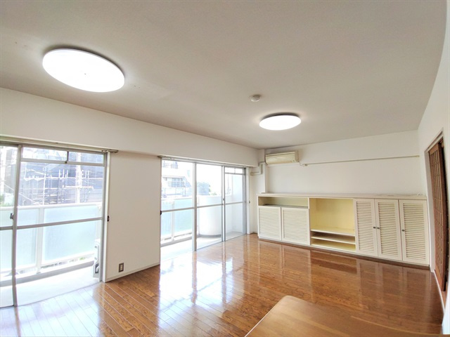芦屋市東山町の賃貸マンションの居間・リビング
