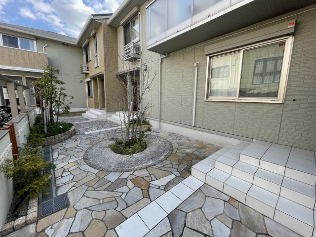 芦屋市大原町のアパートの庭