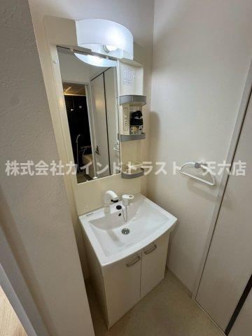 グランカーサ都島の洗面所|明るい洗面所です