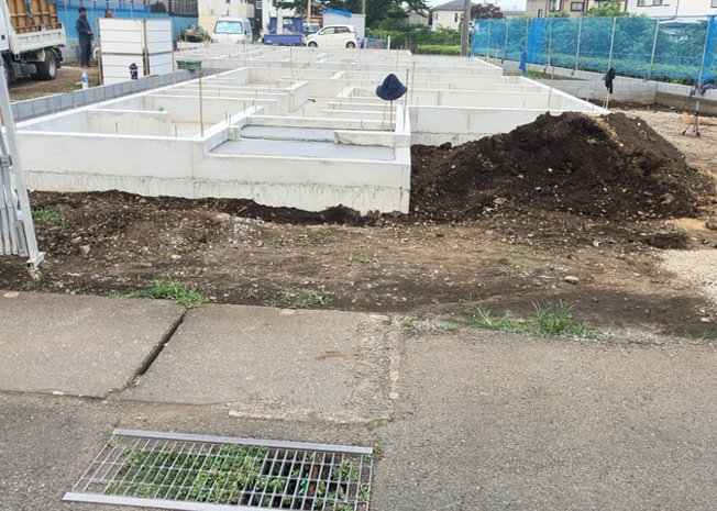 【構造・工法・仕様】 | 木造住宅とは土台、壁、柱など建築物の強度を支える構造体の材に木が使用されている構造を指します。構造体は建物の自重を支えるだけではなく風圧や水圧、積裁荷重などあらゆる衝撃に耐えるための基礎です。