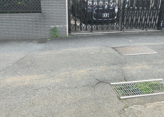 【駐車場】 | 車一台あたりに必要なスペースは、標準サイズの普通自動車で横幅2m50cm、長さ5mは必要になります。ただし、乗降のことも考慮して横幅3m30cm、長さ5m50cmほどは確保できるところを選びましょう。