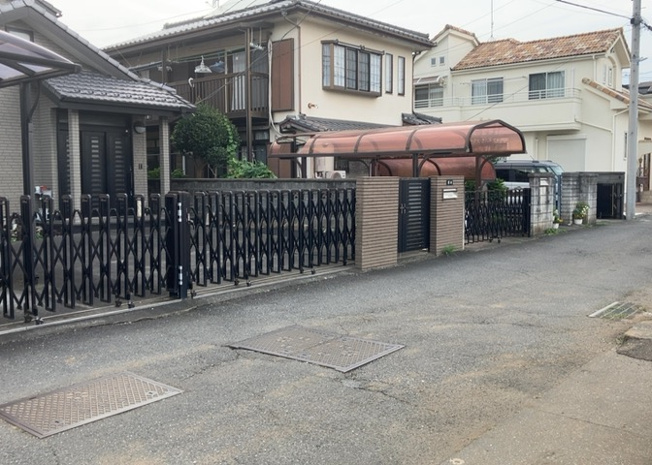 【前面道路含む現地写真】 | 住宅用の土地では前面道路に2m以上接していなければならないと法律で定められています。しかし、お持ちの車のサイズやライフスタイルなどにより、2mでは利便が悪い場合もございますので、事前に確認しましょう。