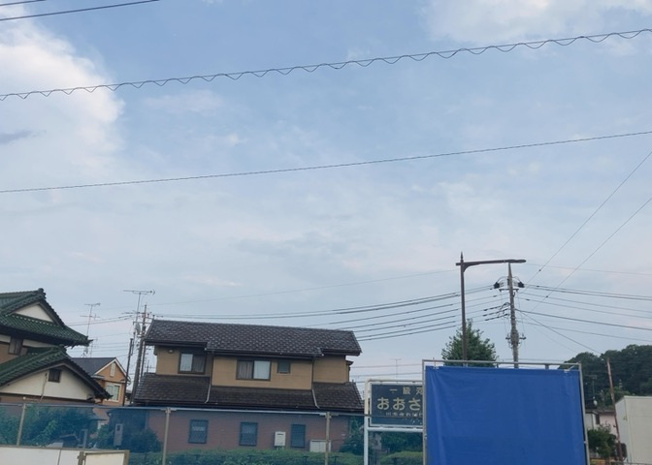 【前面道路含む現地写真】 | お持ちの車種によっては前面道路が広い方が便利でしょう。しかし、前面道路が広ければその分交通量が多くなるため、騒音などが気になる場合があります。実際に現地を見学し、周辺交通量や騒音などを確認しましょう！
