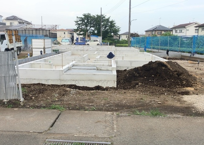 【庭】 | 庭があることでガーデニングや家庭菜園はもちろん、こどもの遊び場やペットを放して遊ぶことができます。また、家の周囲に余裕があるということです。隣地との間があれば、十分な日当たりと、風通しが確保できます。