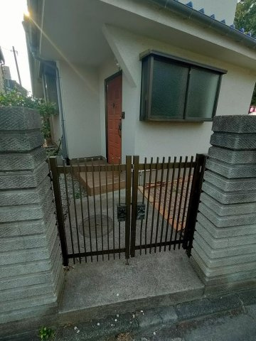 寿町二丁目貸家のエントランス