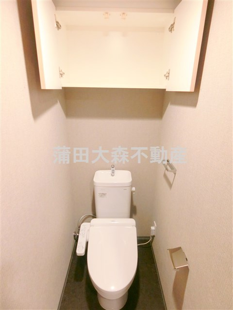 プライマル西蒲田のトイレ|吊戸棚と温水洗浄便座付きのトイレ