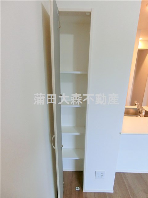 プライマル西蒲田の収納|リビングカウンターキッチン横の棚収納