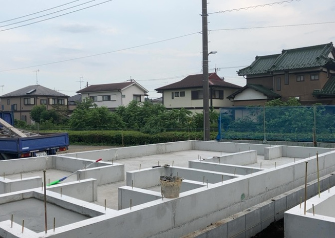 【バルコニー】 | バルコニーは、室外の専用スペースのうち、「屋根がなく開放された空間」であるものを指します。ベランダより広いタイプのものが多く、日当たりもよいため家庭菜園などを楽しみたい人にとって適した環境となります。