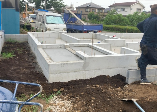 【構造・工法・仕様】 | 木造住宅とは土台、壁、柱など建築物の強度を支える構造体の材に木が使用されている構造を指します。構造体は建物の自重を支えるだけではなく風圧や水圧、積裁荷重などあらゆる衝撃に耐えるための基礎です。