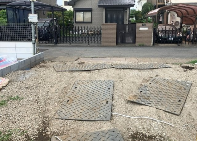 【前面道路含む現地写真】 | 道幅が広い場所は日当たりや風通が良好です。幅が広いのですれ違いも可能ですし大きな車でも駐車可能！一方で、大型車が通ることも多くなるため交通量の増加により騒音に繋がります。また土地の値段が高くなります。